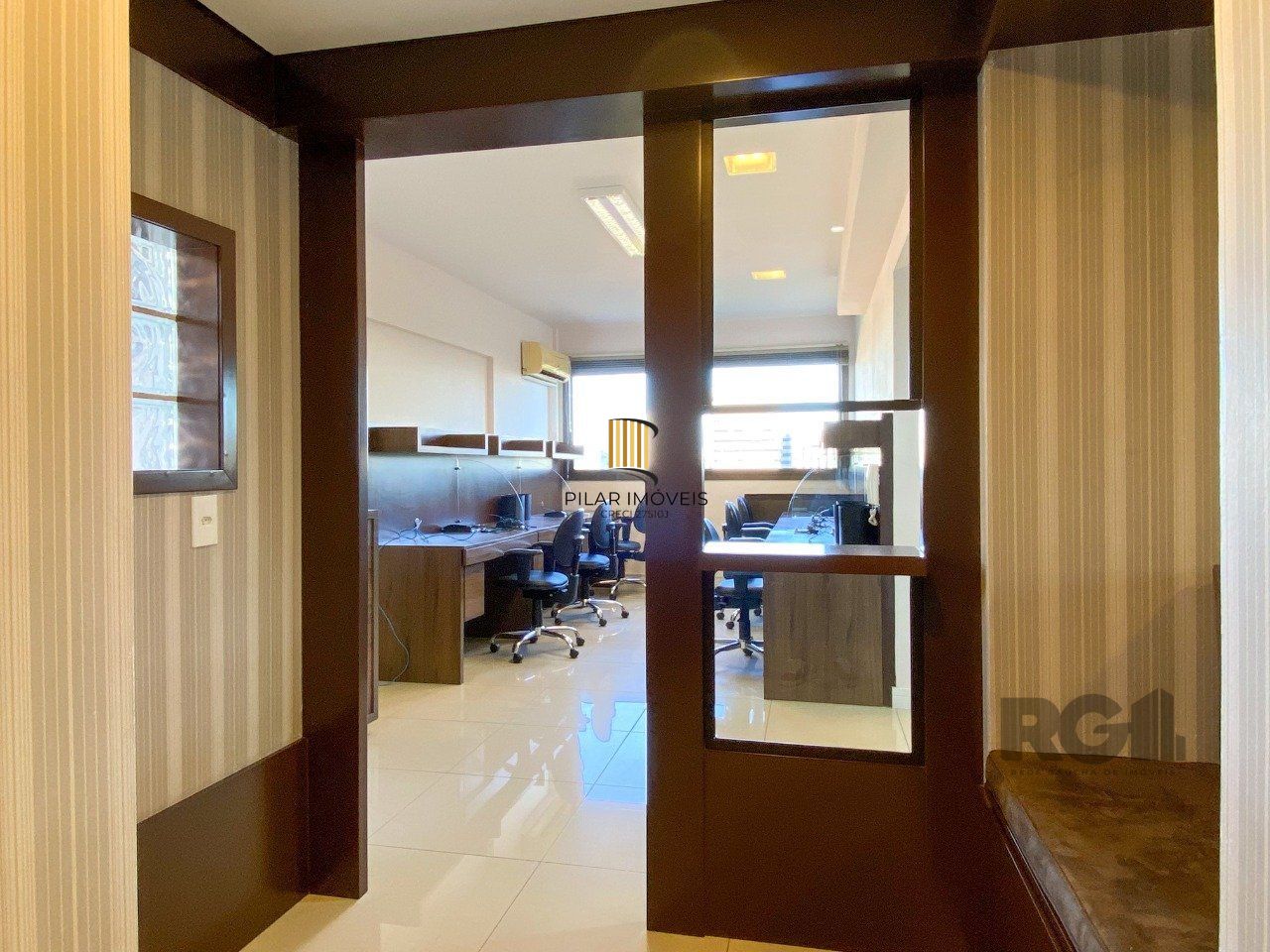 Sala mobiliada, com churrasqueira para happy hour e vista para o Guaíba