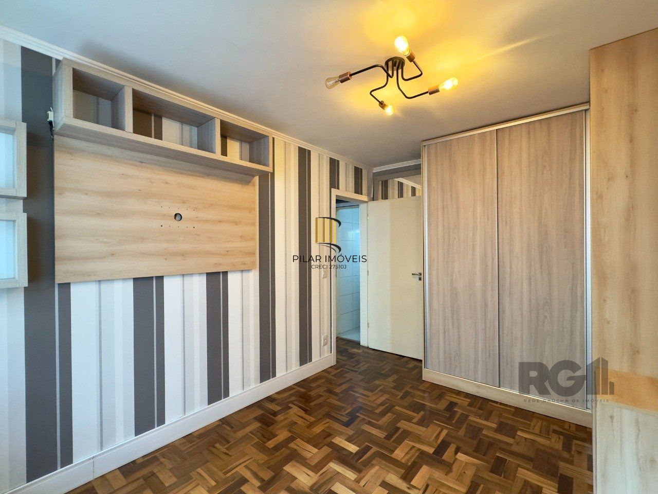APARTAMENTO 2 DORMITÓRIOS SEMIMOBILIADO E REFORMADO NO CENTRO HISTÓRICO