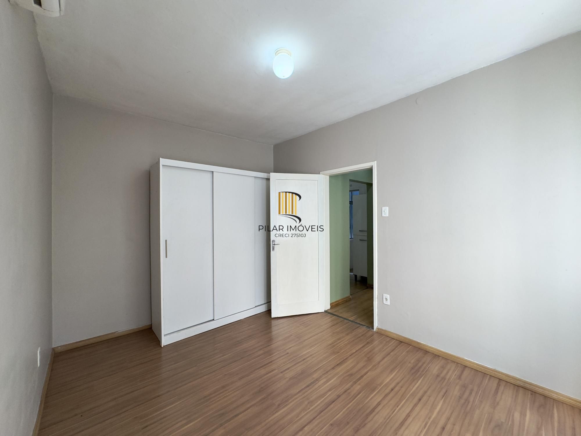 Apartamento reformado de 1 dormitório ensolarado e amplo no Centro Histórico