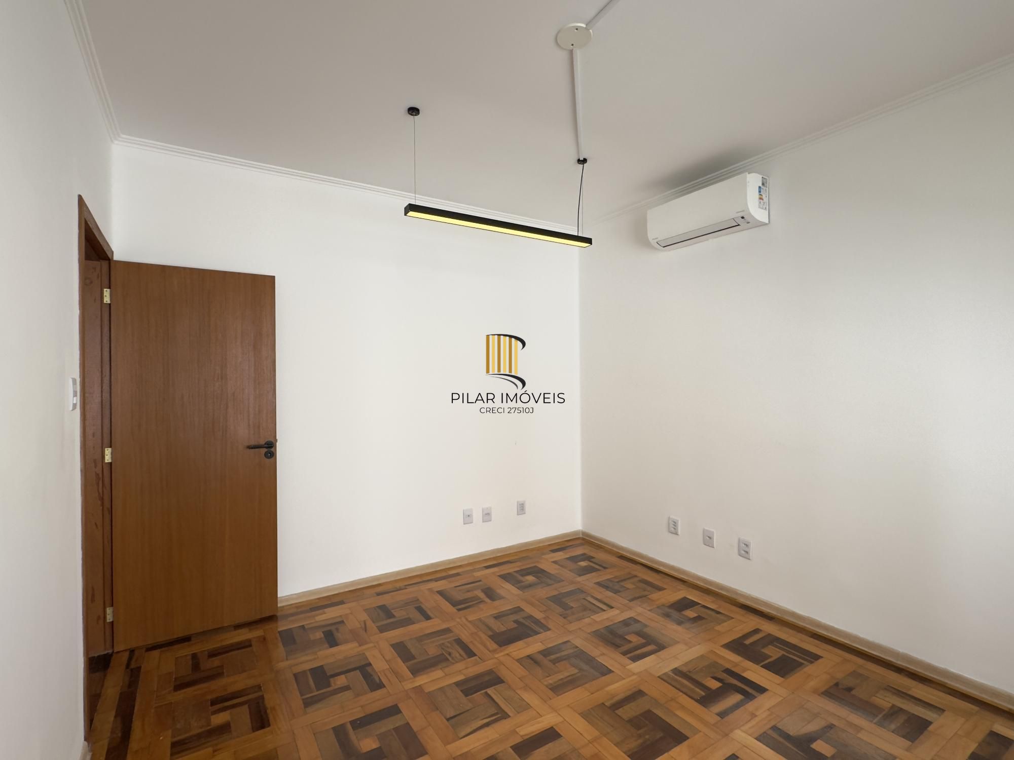 Apartamento reformado de 67m², 2 dormitórios com peças amplas na Praia de Belas