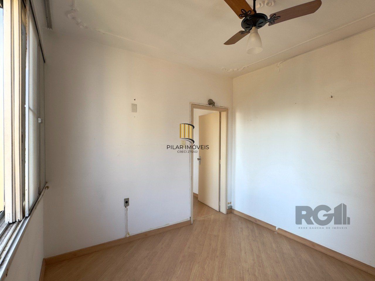 APARTAMENTO MOBILIADO DE 2 DORMITÓRIOS, TOTALMENTE REFORMADO, NO CENTRO HISTÓRICO