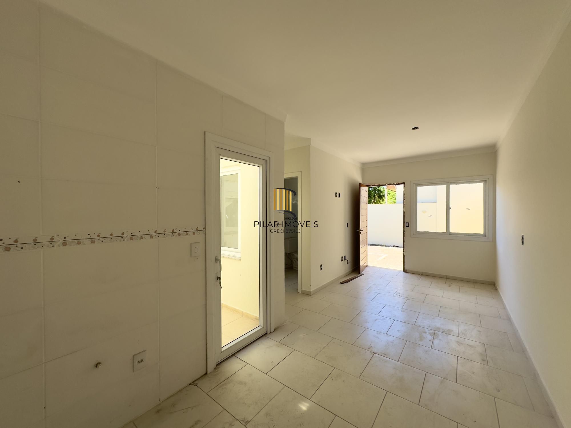 Casa em condomínio com 2 dormitórios, vaga de garagem e churrasqueira na Olaria