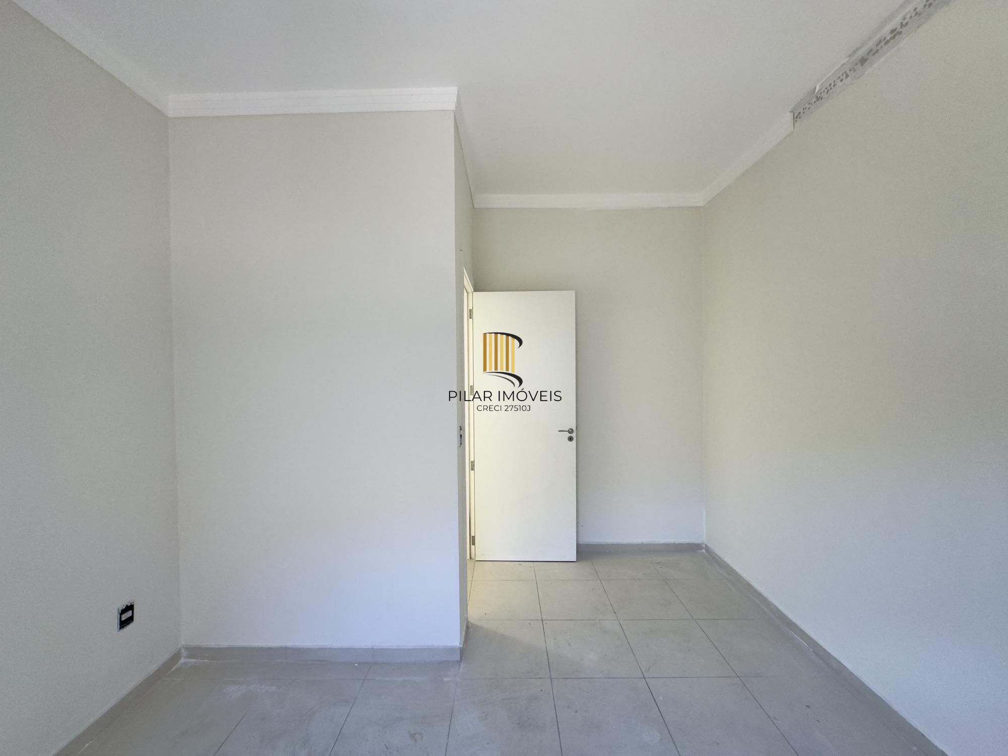 Casa em condomínio com 2 dormitórios, vaga de garagem e churrasqueira na Olaria