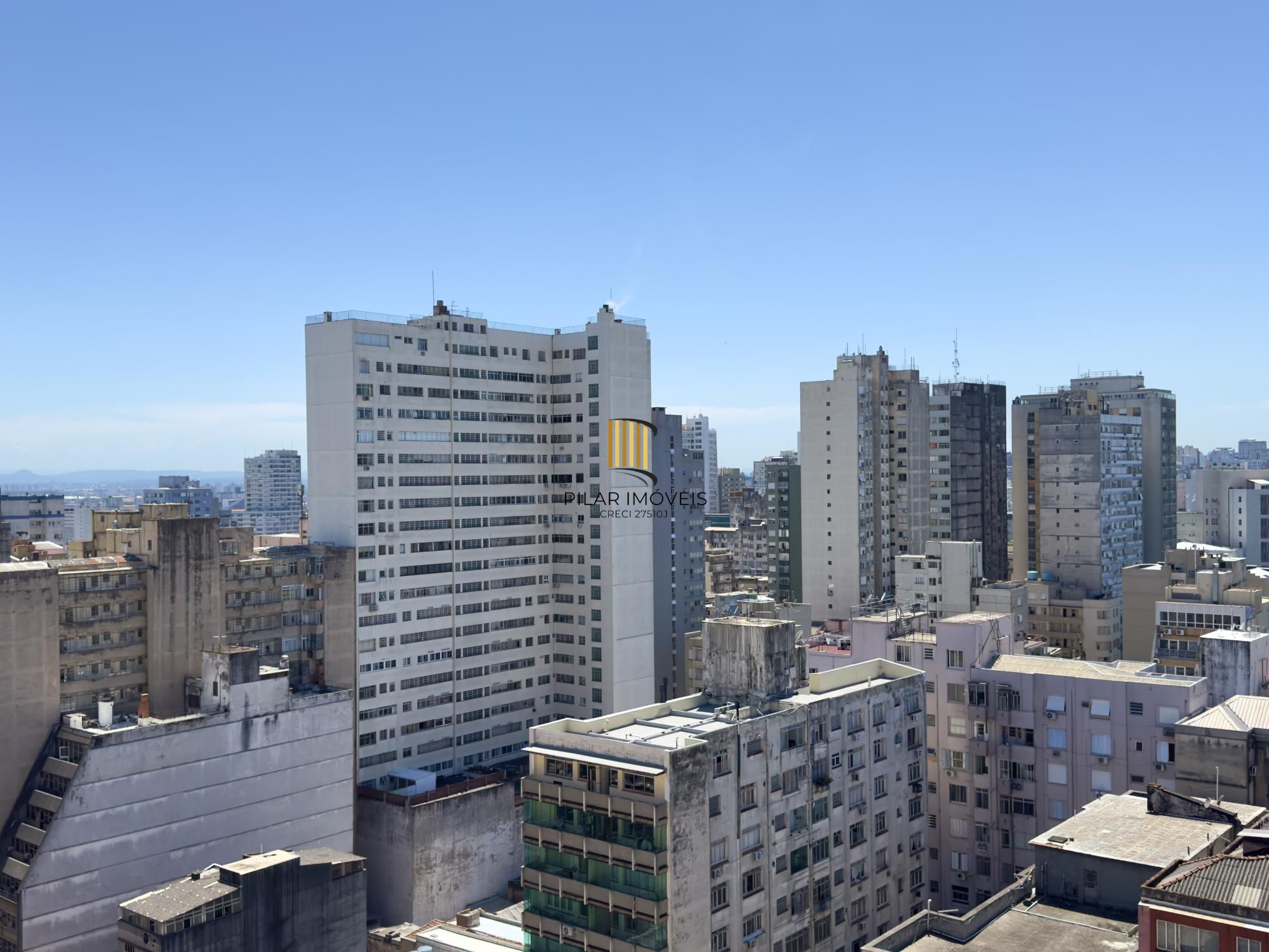 Apartamento 1 dormitório amplo, em andar alto com vista, no Centro Histórico