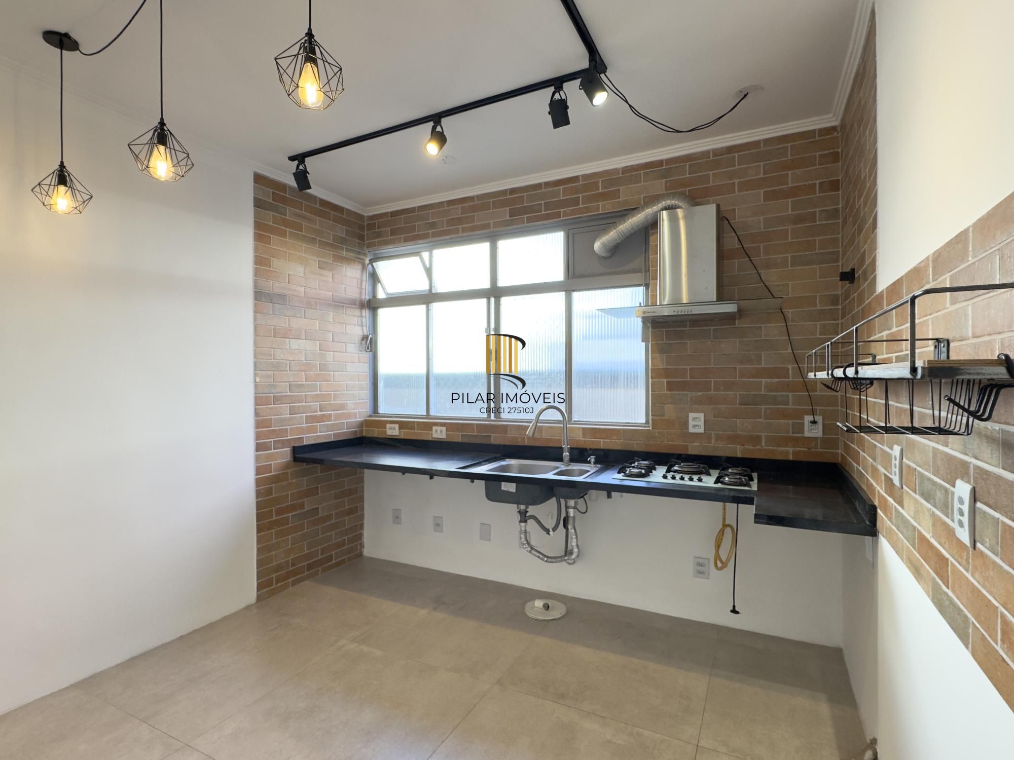 Apartamento reformado de 67m², 2 dormitórios com peças amplas na Praia de Belas