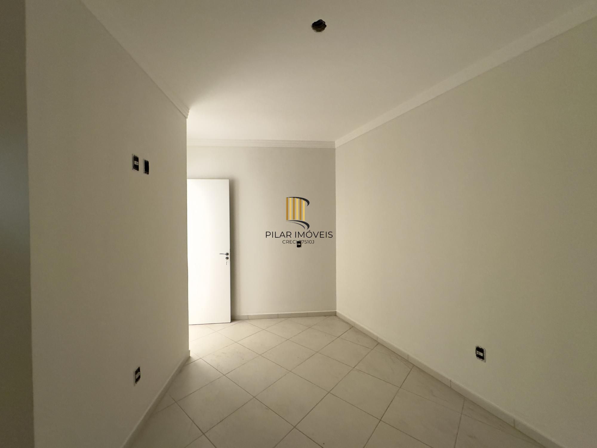 Casa em condomínio com 2 dormitórios, vaga de garagem e churrasqueira na Olaria