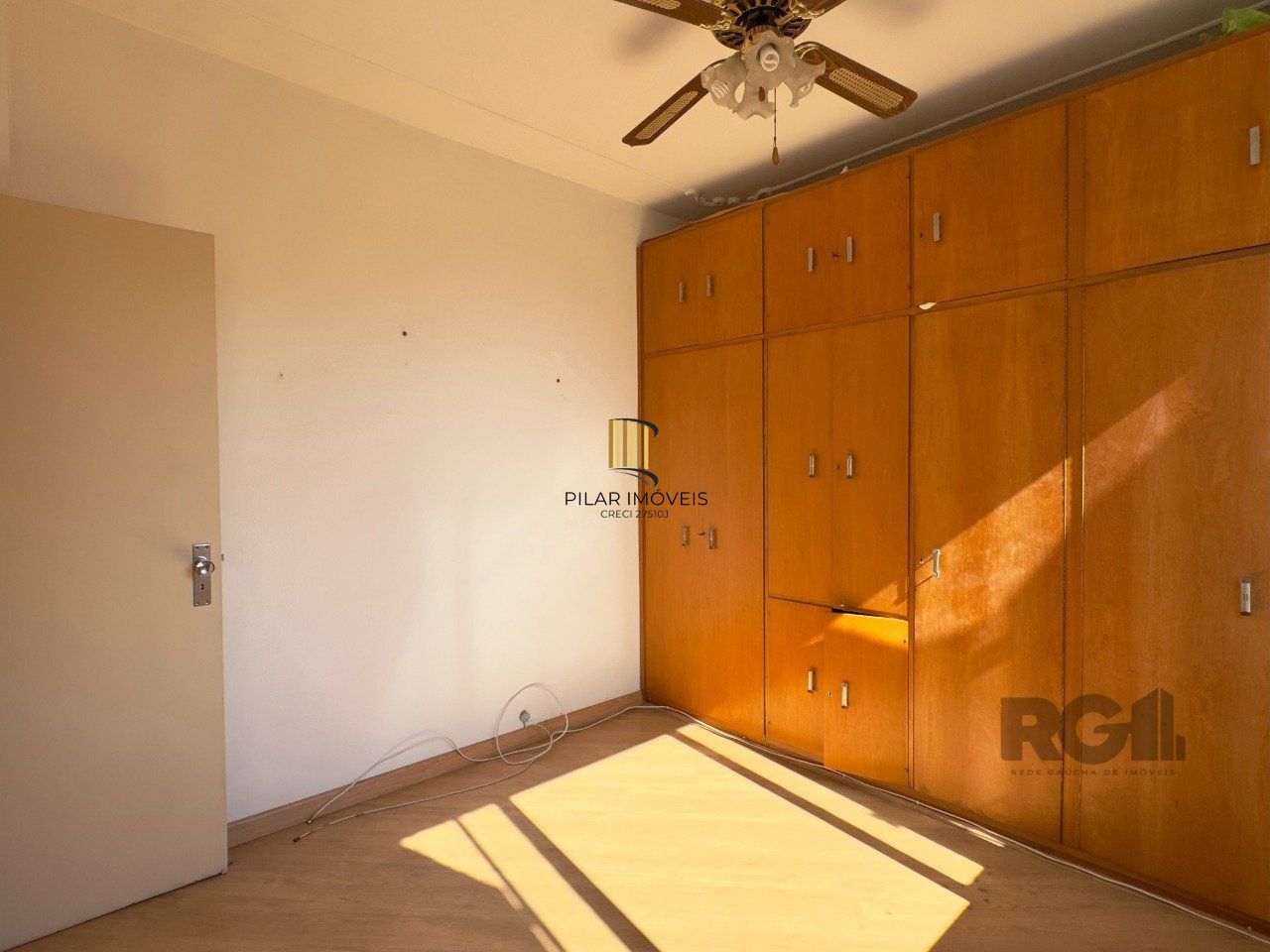 APARTAMENTO MOBILIADO DE 2 DORMITÓRIOS, TOTALMENTE REFORMADO, NO CENTRO HISTÓRICO