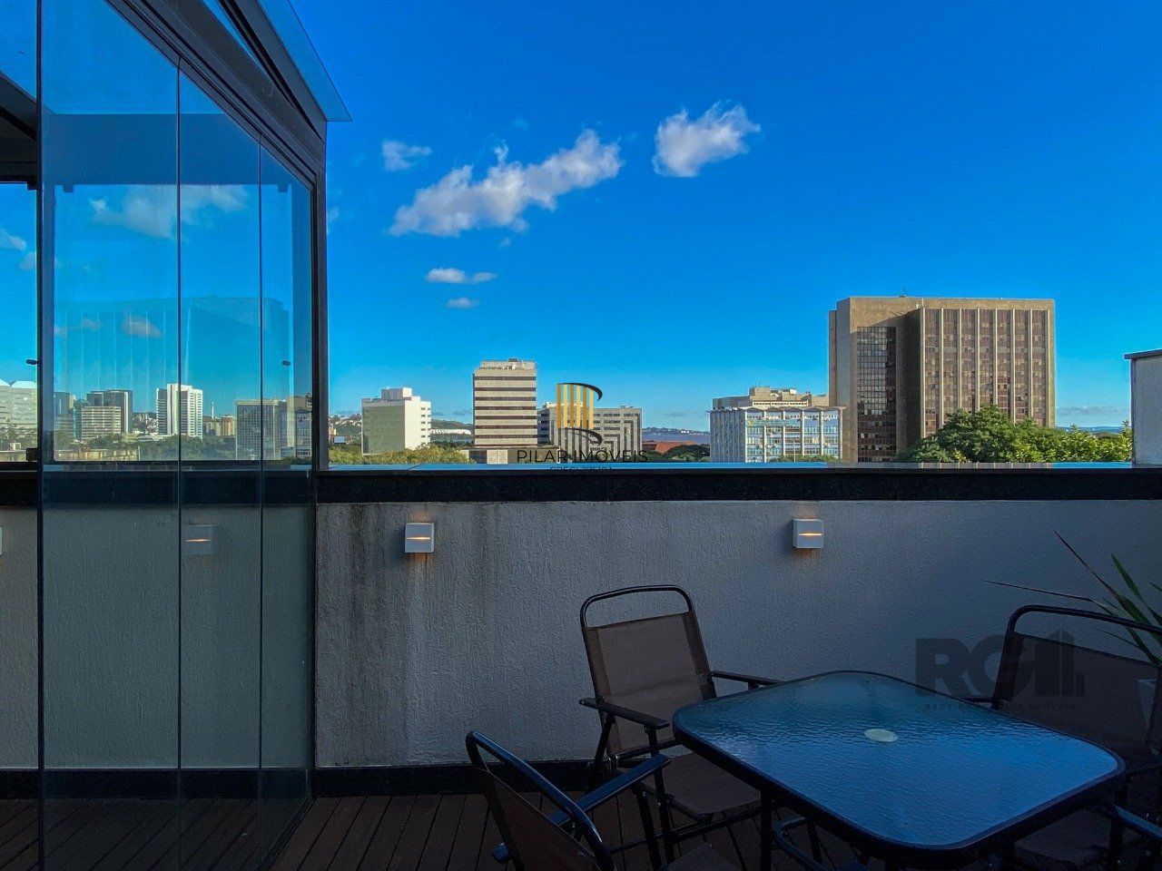 Sala mobiliada, com churrasqueira para happy hour e vista para o Guaíba