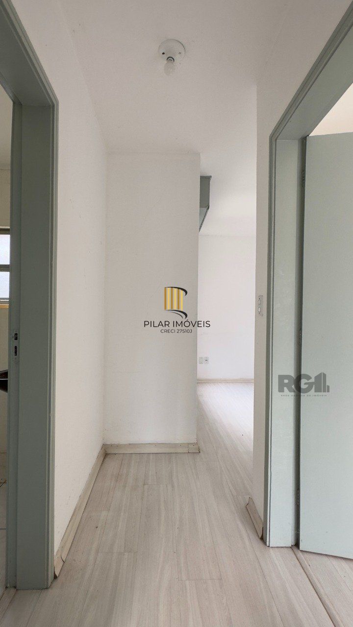 Apartamento 2 dormitórios ensolarado, com vaga de garagem no Menino Deus