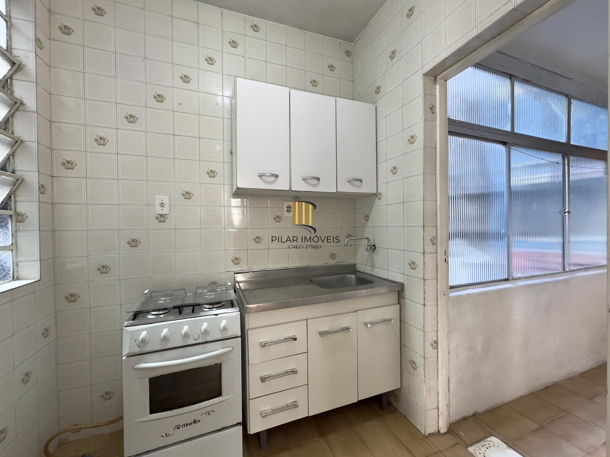 Apartamento reformado de 1 dormitório ensolarado e amplo no Centro Histórico