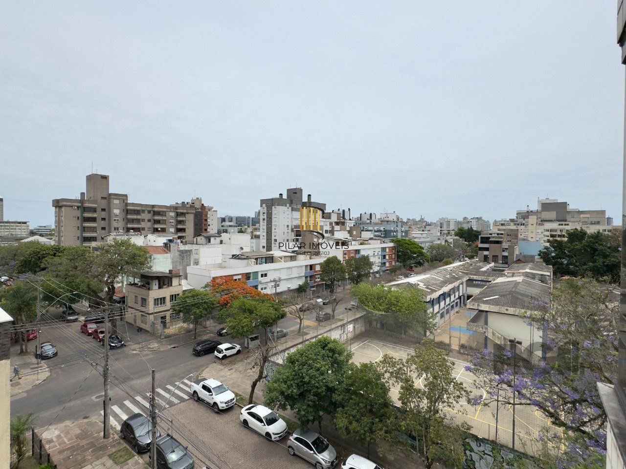 APARTAMENTO MOBILIADO DE 96M² COM 3 DORMITÓRIOS, SUÍTE E VAGA DE GARAGEM NO MENINO DEUS