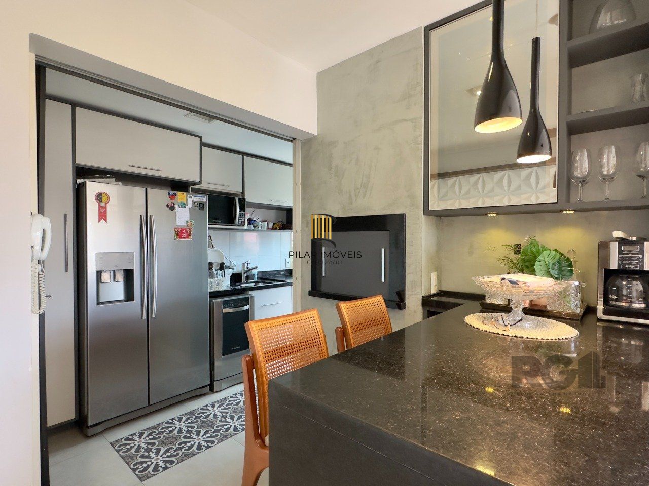 APARTAMENTO MOBILIADO COM PLANTA DIFERENCIADA E ÓTIMA LOCALIZAÇÃO