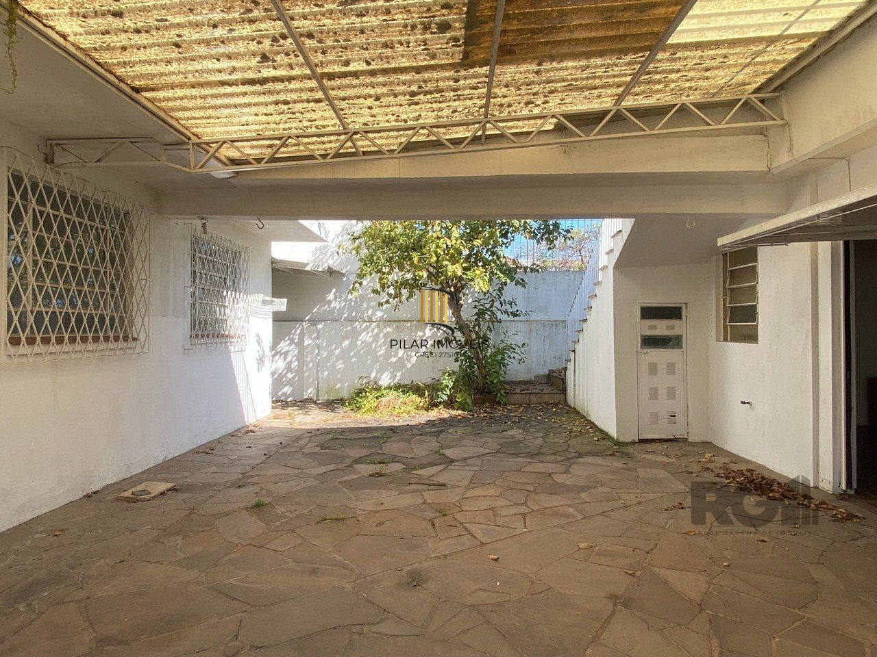 CASA COM 5 DORMITÓRIOS, ESPAÇO PARA FESTAS E PEÇAS AMPLAS PRÓXIMO AO IGUATEMI