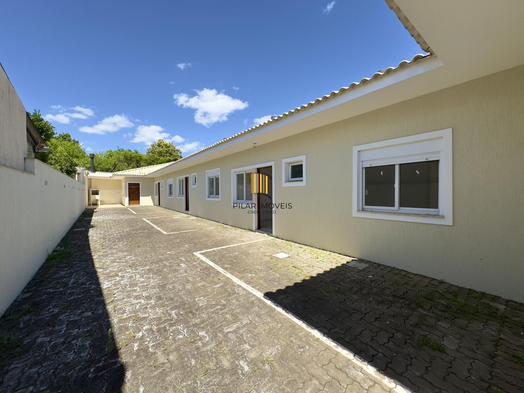 Casa em condomínio com 2 dormitórios, vaga de garagem e churrasqueira na Olaria