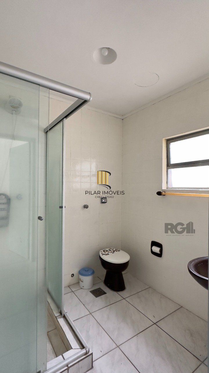 Apartamento 2 dormitórios ensolarado, com vaga de garagem no Menino Deus
