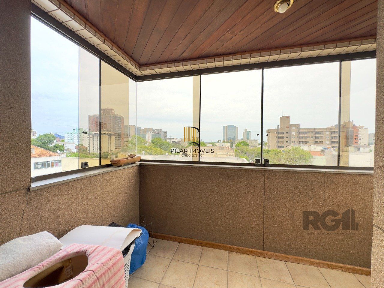 APARTAMENTO MOBILIADO DE 96M² COM 3 DORMITÓRIOS, SUÍTE E VAGA DE GARAGEM NO MENINO DEUS