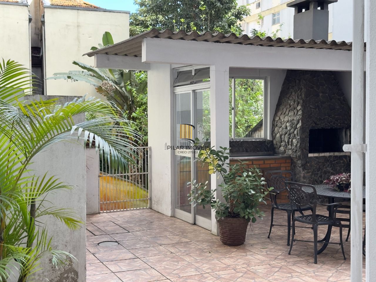 APARTAMENTO 2 DORMITÓRIOS COM LAVABO E VISTA DEFINIDA NO CENTRO HISTÓRICO
