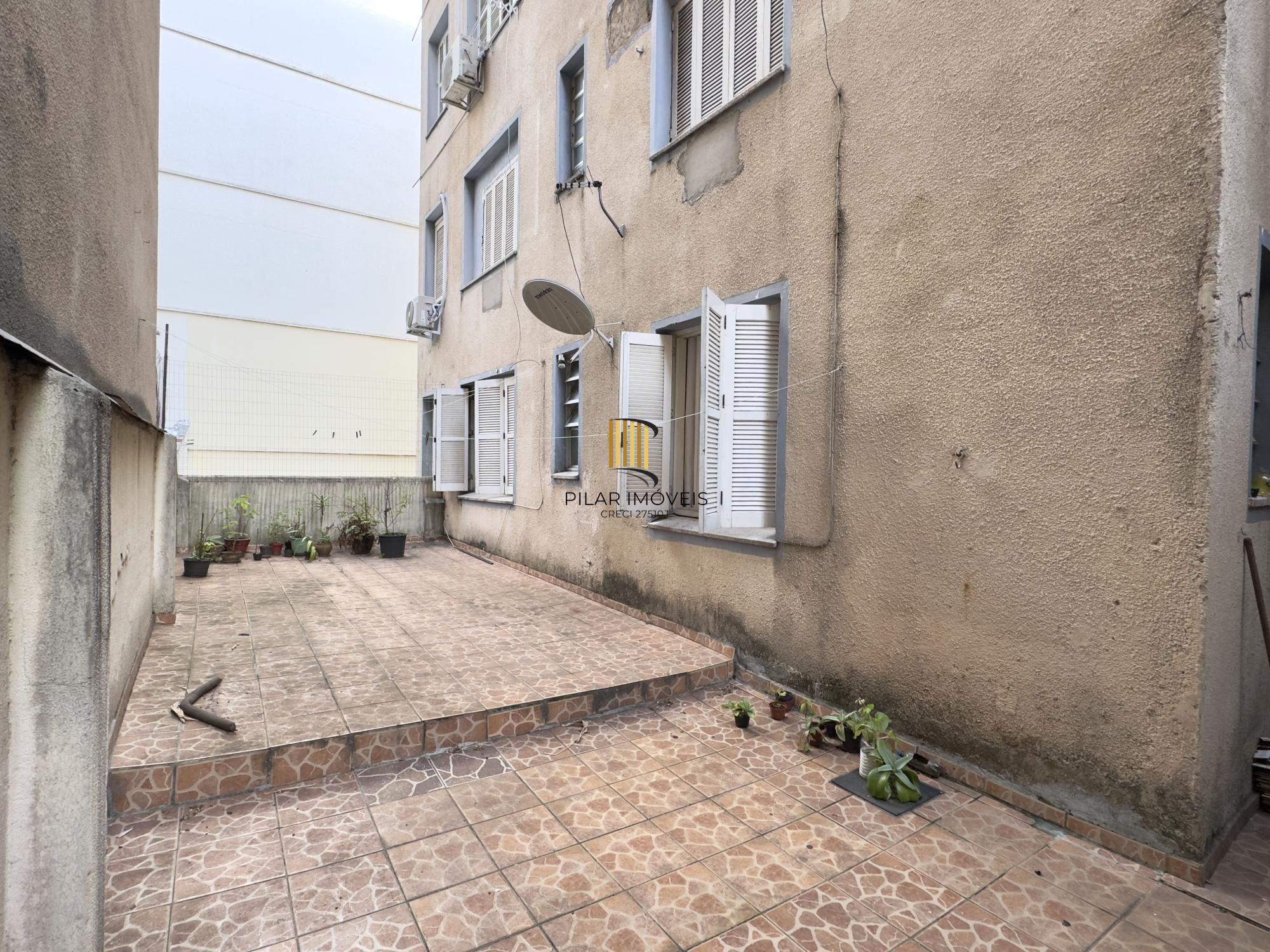 Apartamento 2 dormitórios com pátio