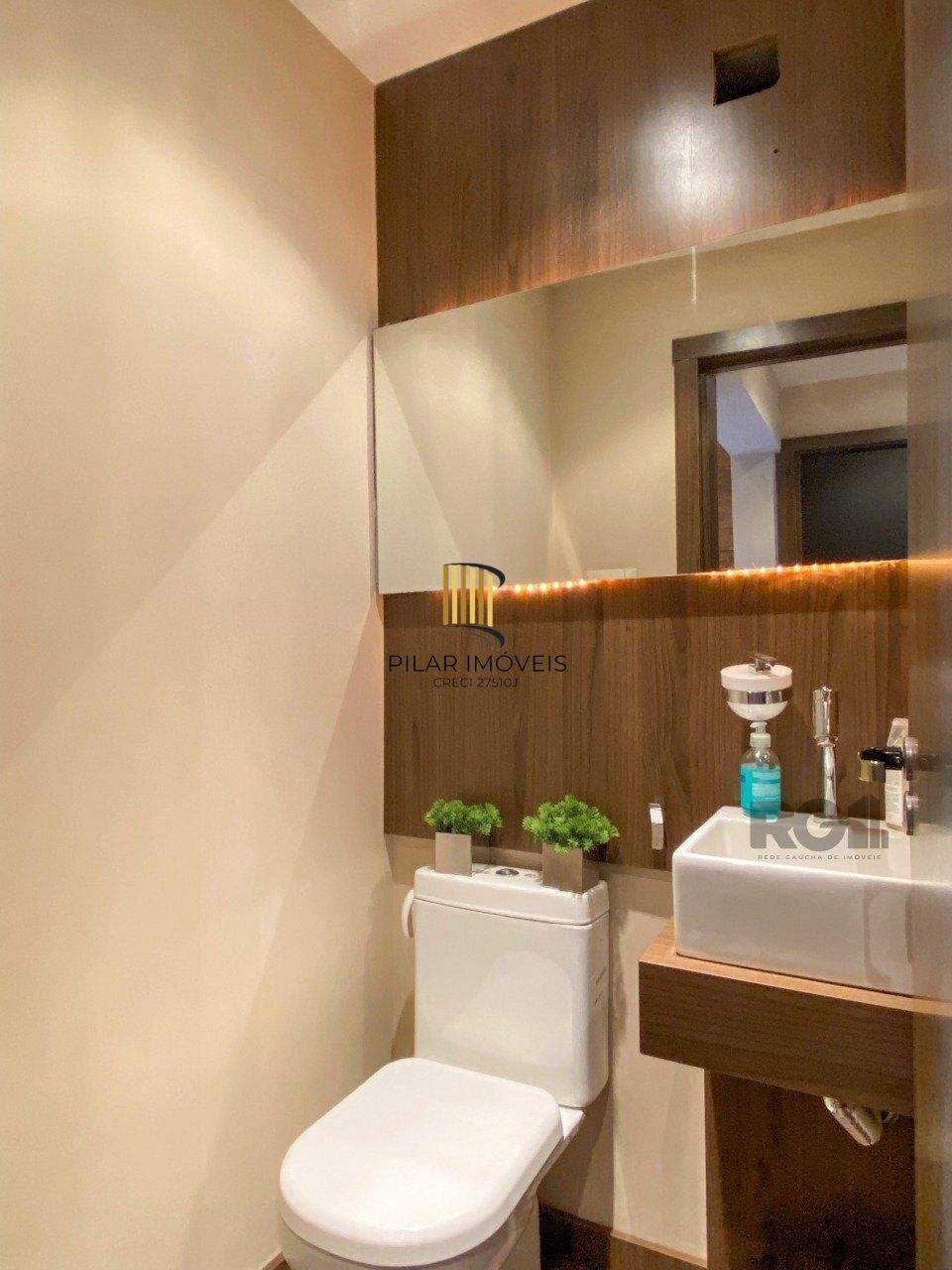 Sala mobiliada, com churrasqueira para happy hour e vista para o Guaíba