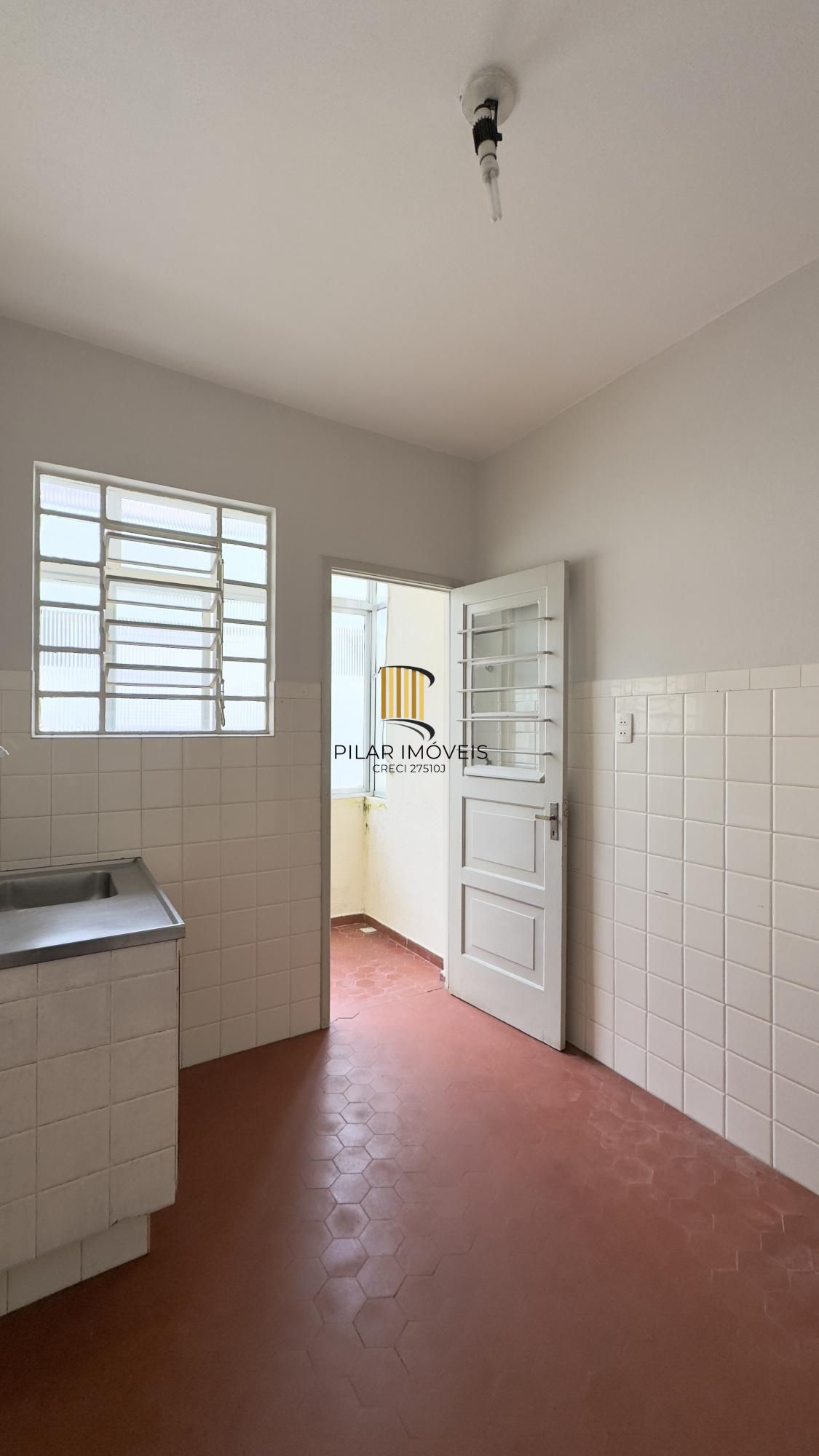 APARTAMENTO 2 DORMITÓRIOS COM PEÇAS AMPLAS NO BAIRRO PRAIA DE BELAS