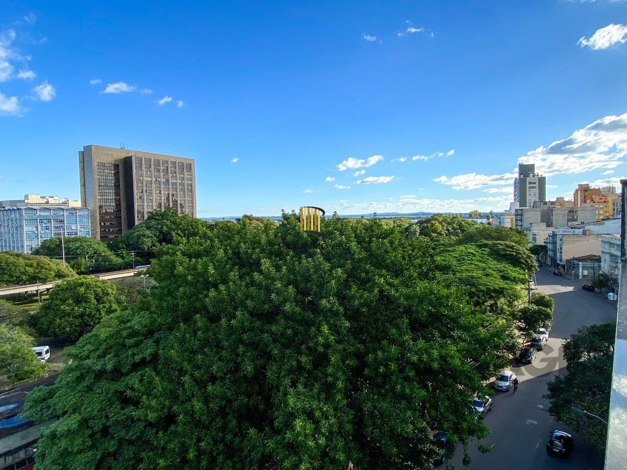 Sala mobiliada, com churrasqueira para happy hour e vista para o Guaíba