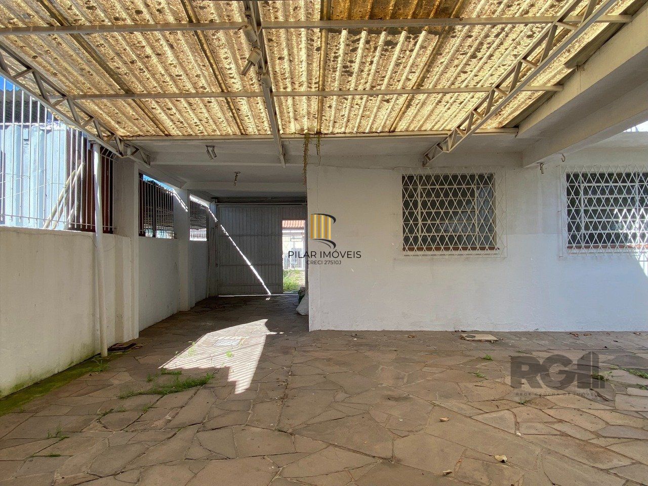 CASA COM 5 DORMITÓRIOS, ESPAÇO PARA FESTAS E PEÇAS AMPLAS PRÓXIMO AO IGUATEMI