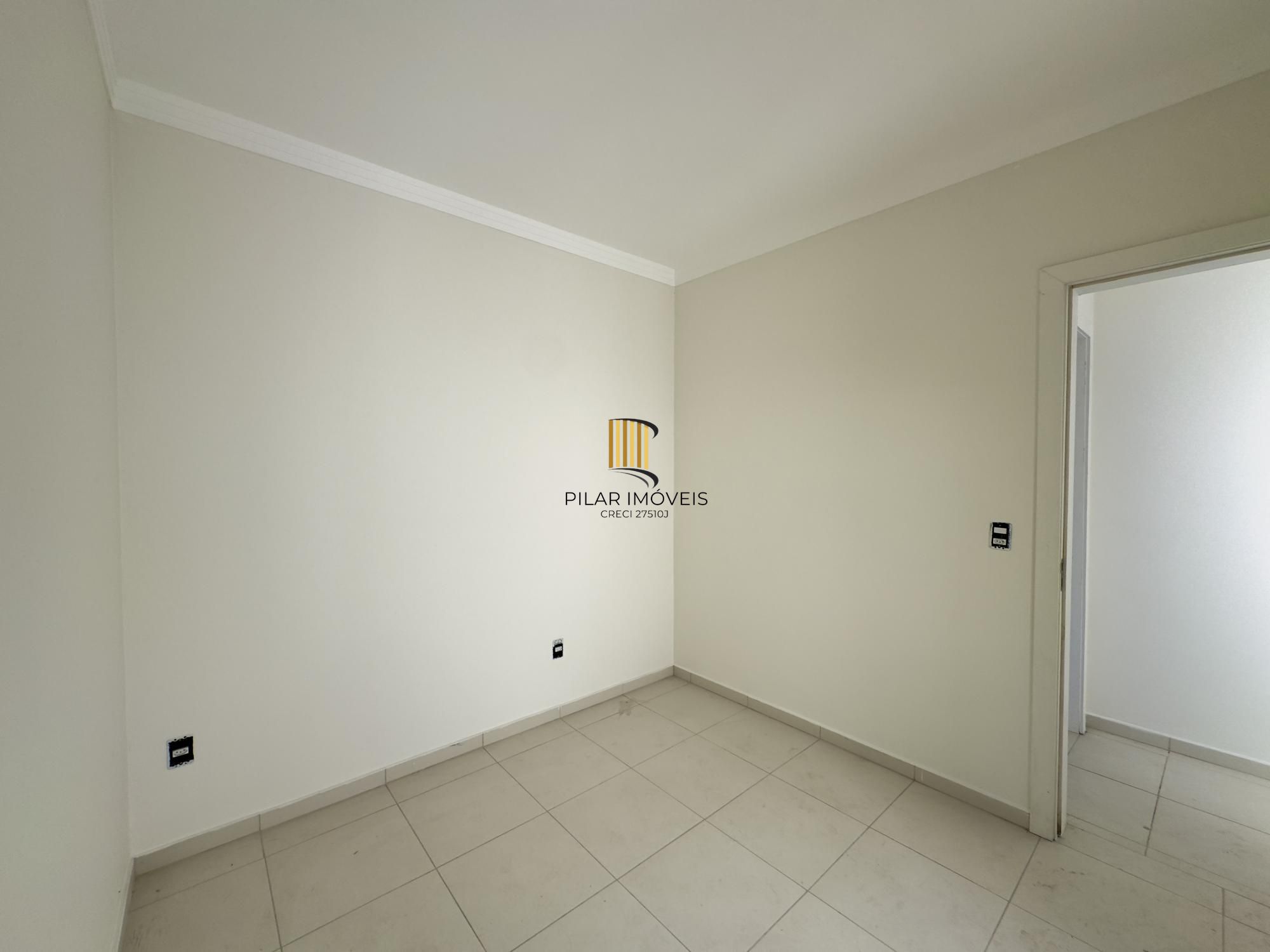 Casa em condomínio com 2 dormitórios, vaga de garagem e churrasqueira na Olaria