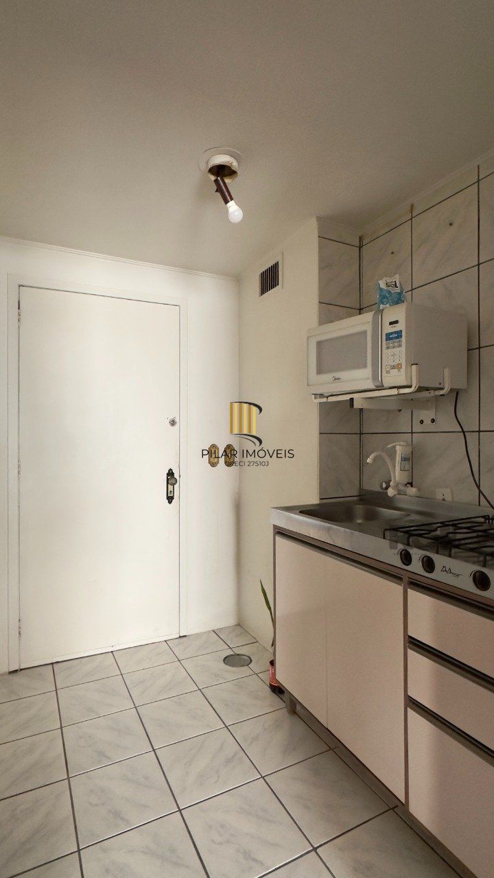 STUDIO MOBILIADO EM FLAT A POUCOS METROS DA ORLA DO GUAÍBA
