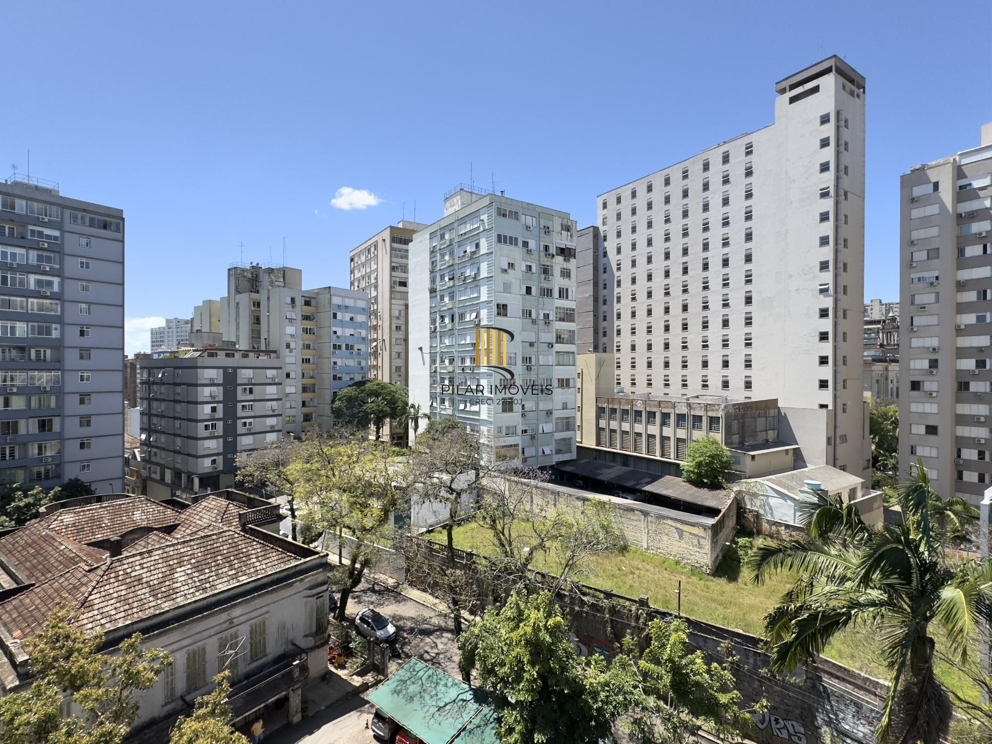 Apartamento mobiliado de 71m², com 2 dormitórios, sendo 1 suíte e vaga no Centro