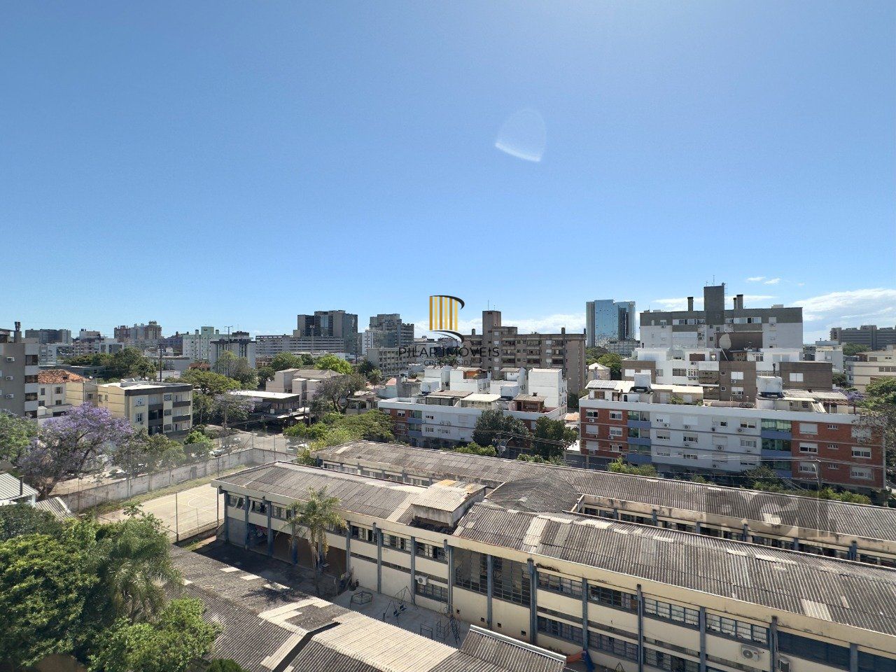 COBERTURA 2 DORMITÓRIOS, ENSOLARADA COM VISTA LIVRE NO MENINO DEUS