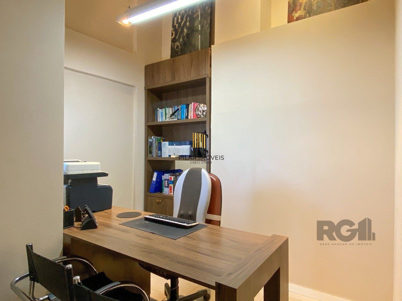 Sala mobiliada, com churrasqueira para happy hour e vista para o Guaíba