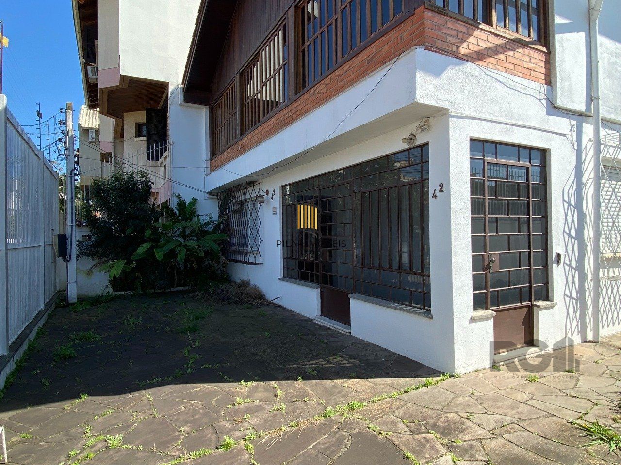 CASA COM 5 DORMITÓRIOS, ESPAÇO PARA FESTAS E PEÇAS AMPLAS PRÓXIMO AO IGUATEMI