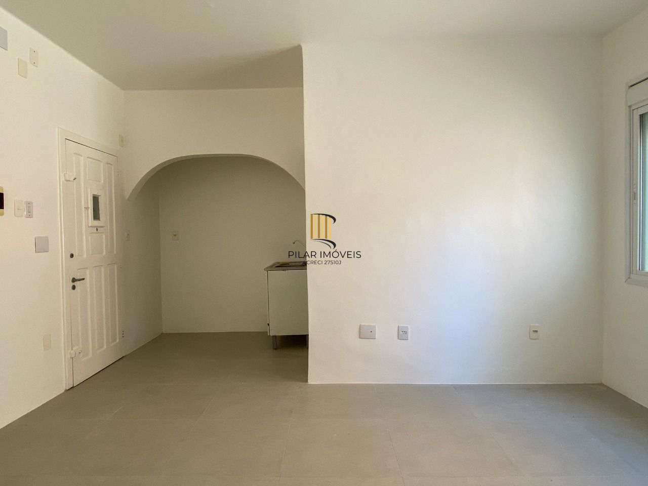 Studio com ótimo tamanho na Cidade Baixa