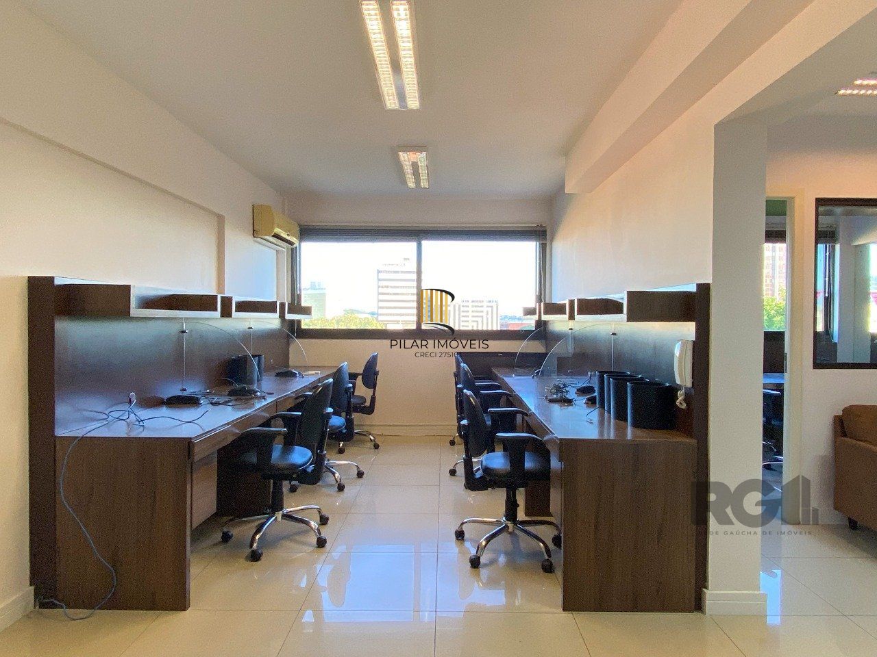 Sala mobiliada, com churrasqueira para happy hour e vista para o Guaíba
