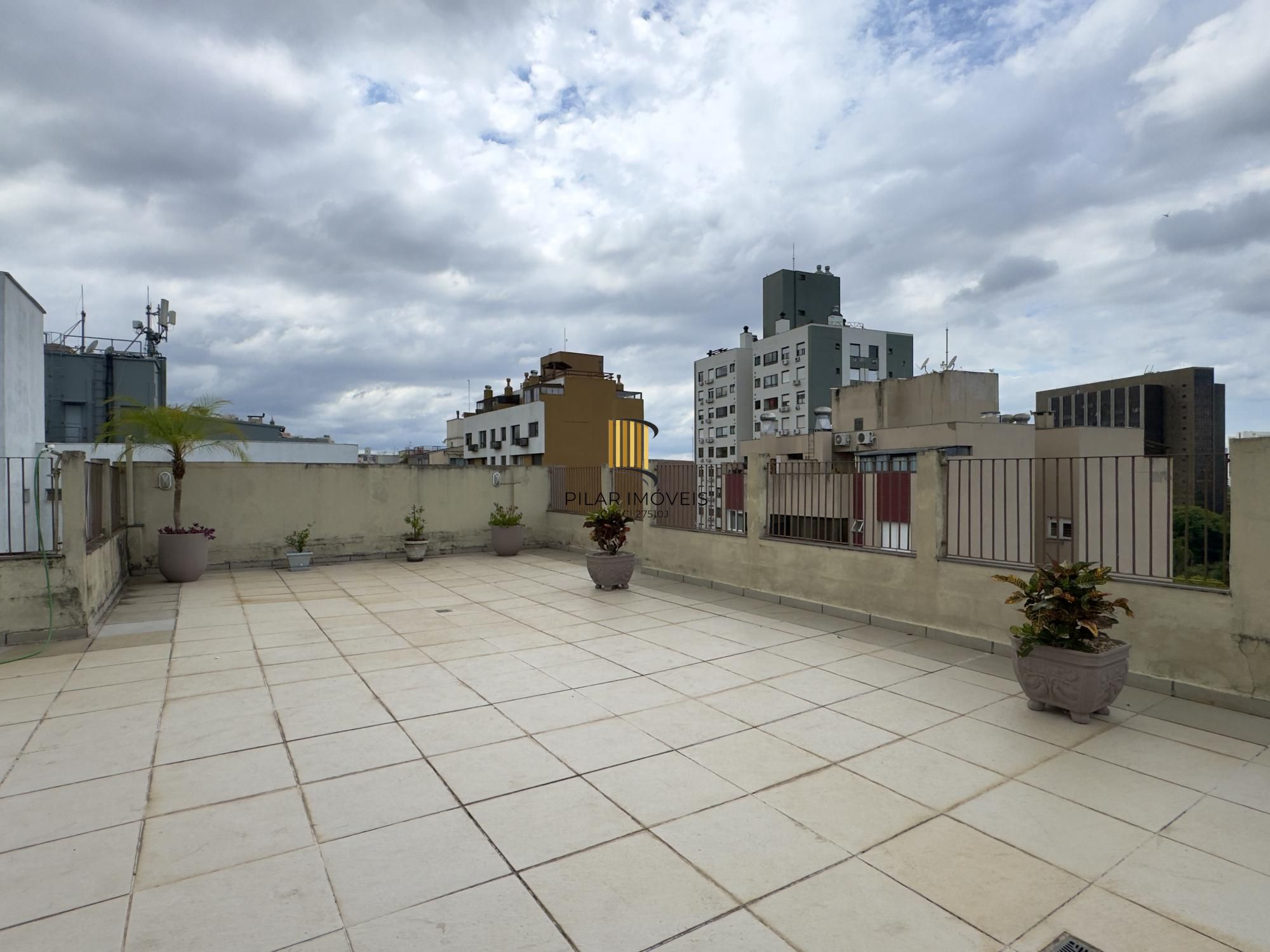 Apartamento 2 dormitórios, reformado e ensolarado no Centro Histórico