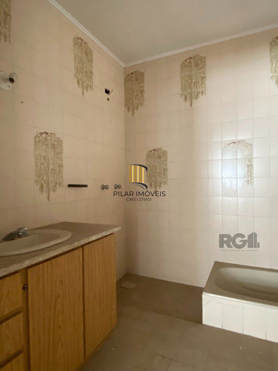 CASA COM 5 DORMITÓRIOS, ESPAÇO PARA FESTAS E PEÇAS AMPLAS PRÓXIMO AO IGUATEMI