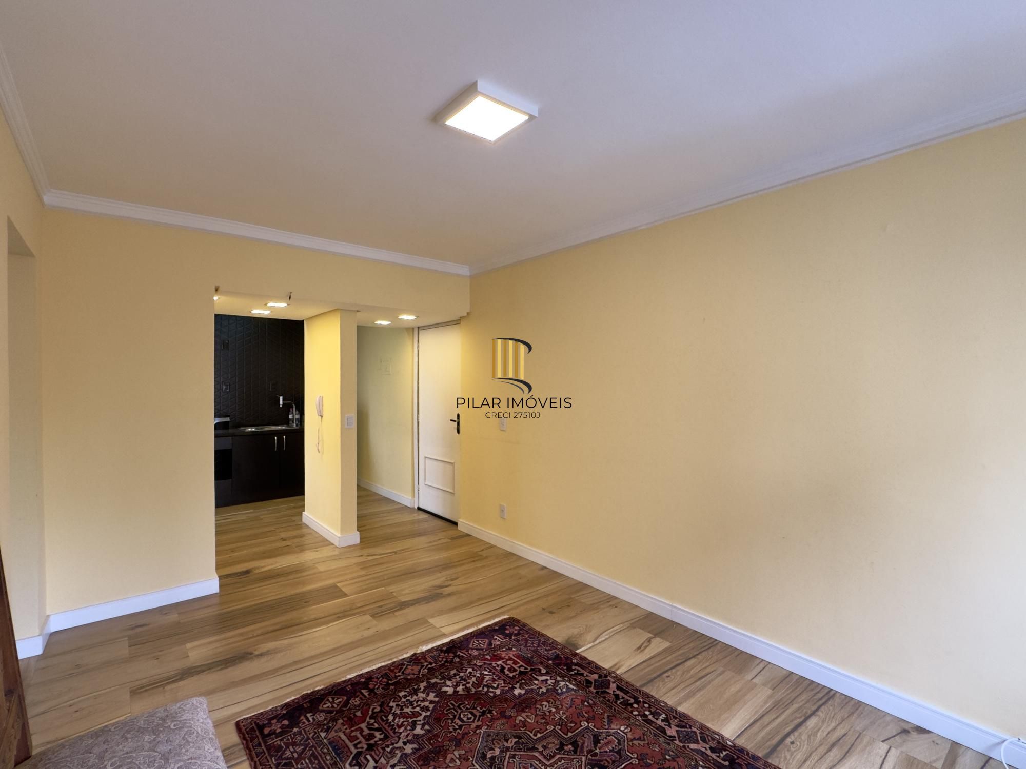 Apartamento 2 dormitórios, reformado e ensolarado no Centro Histórico