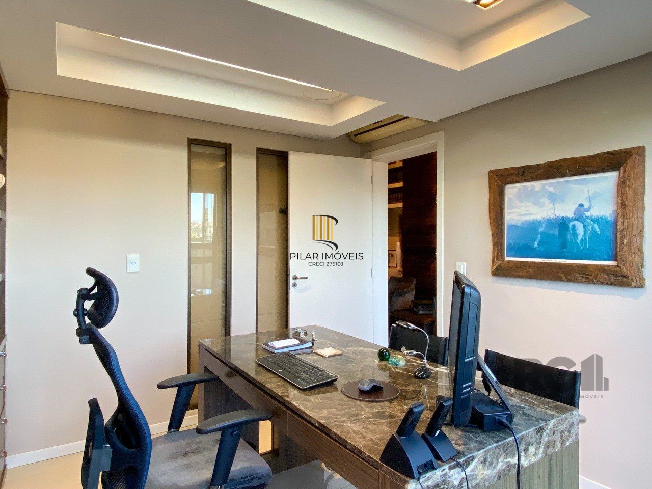 Sala mobiliada, com churrasqueira para happy hour e vista para o Guaíba