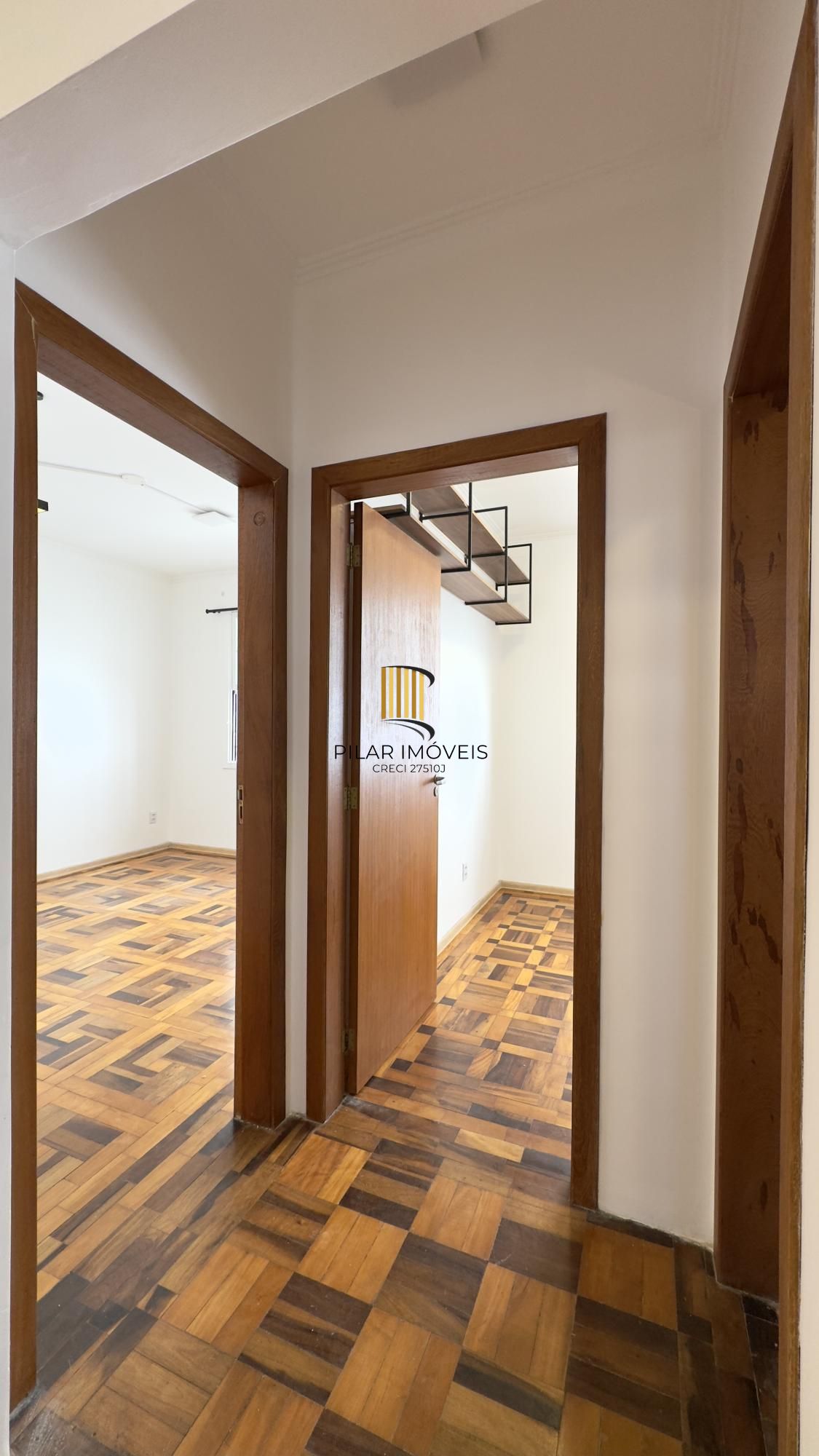 Apartamento reformado de 67m², 2 dormitórios com peças amplas na Praia de Belas