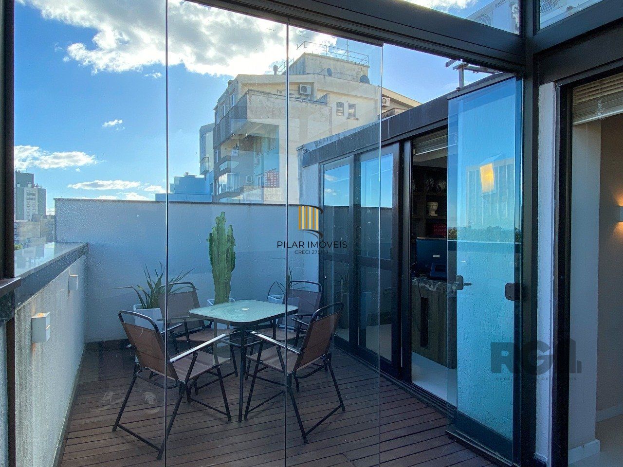 Sala mobiliada, com churrasqueira para happy hour e vista para o Guaíba