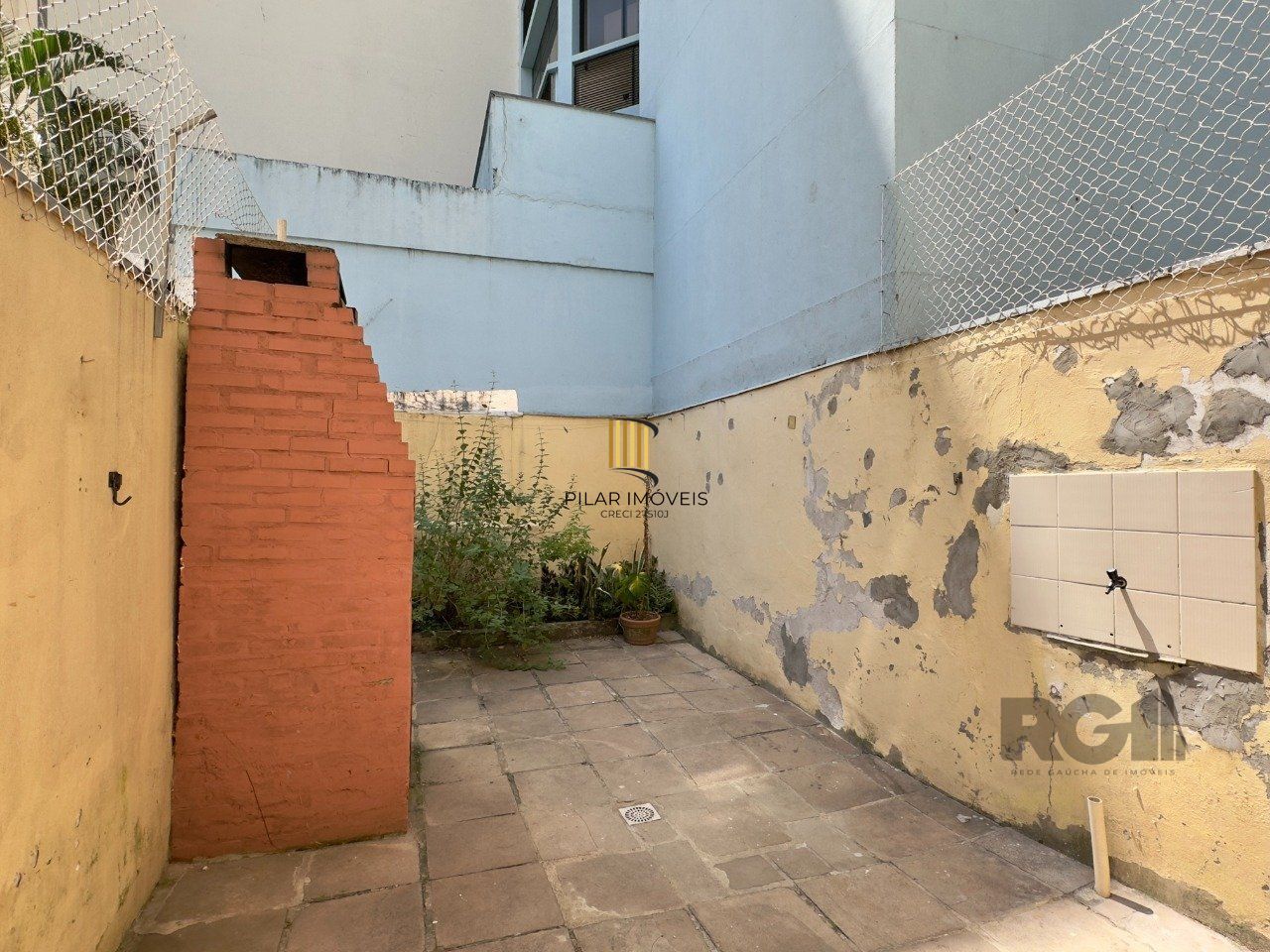 CASA COM 4 DORMITÓRIOS E PÁTIO COM CHURRASQUEIRA NO CENTRO HISTÓRICO