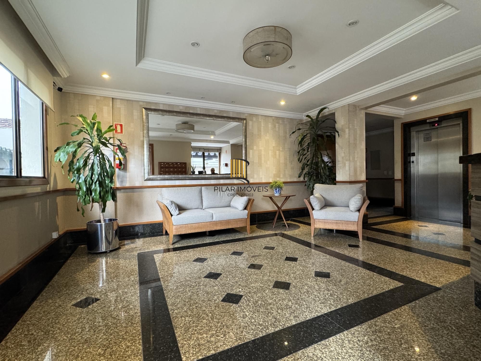 Apartamento 3 dormitórios com sacada, suíte e vaga de garagem no Menino Deus