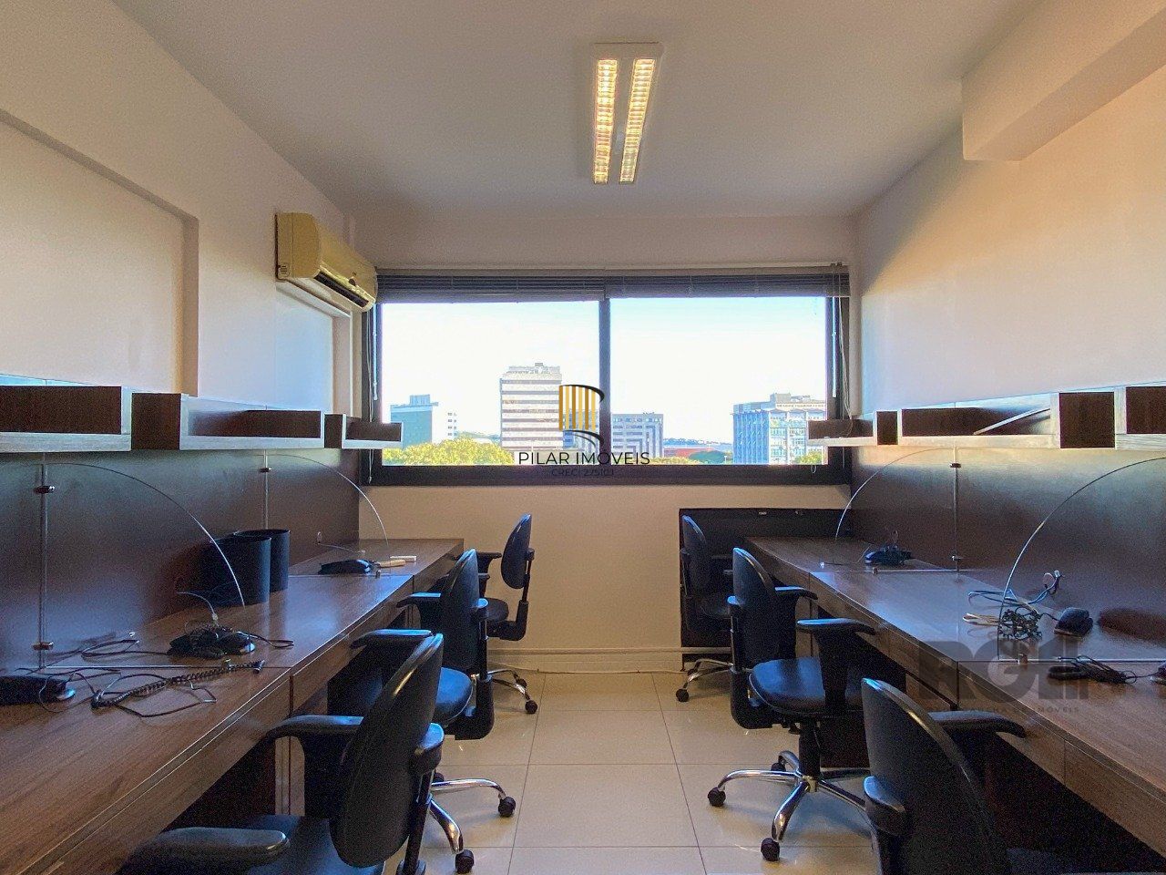 Sala mobiliada, com churrasqueira para happy hour e vista para o Guaíba