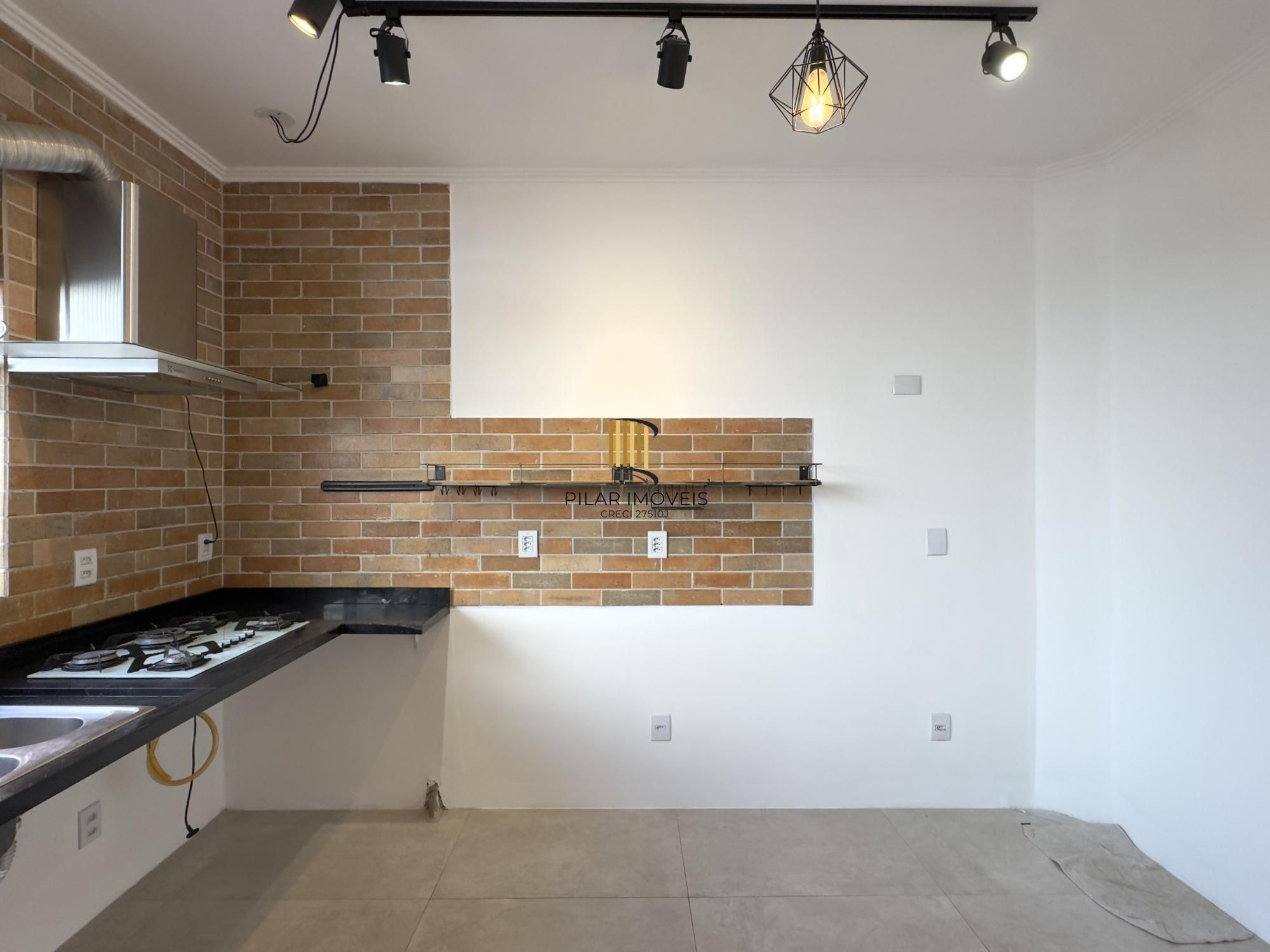 Apartamento reformado de 67m², 2 dormitórios com peças amplas na Praia de Belas