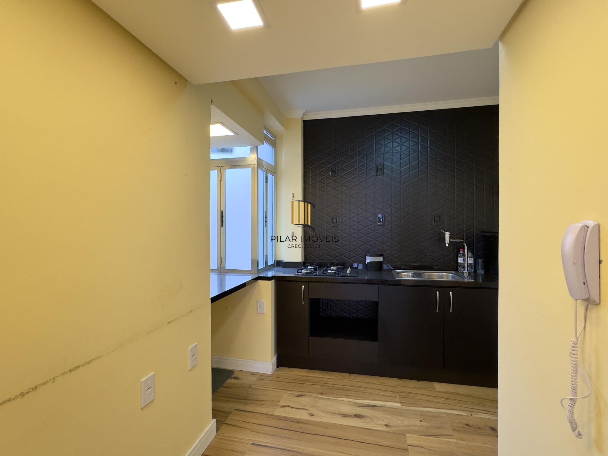 Apartamento 2 dormitórios, reformado e ensolarado no Centro Histórico