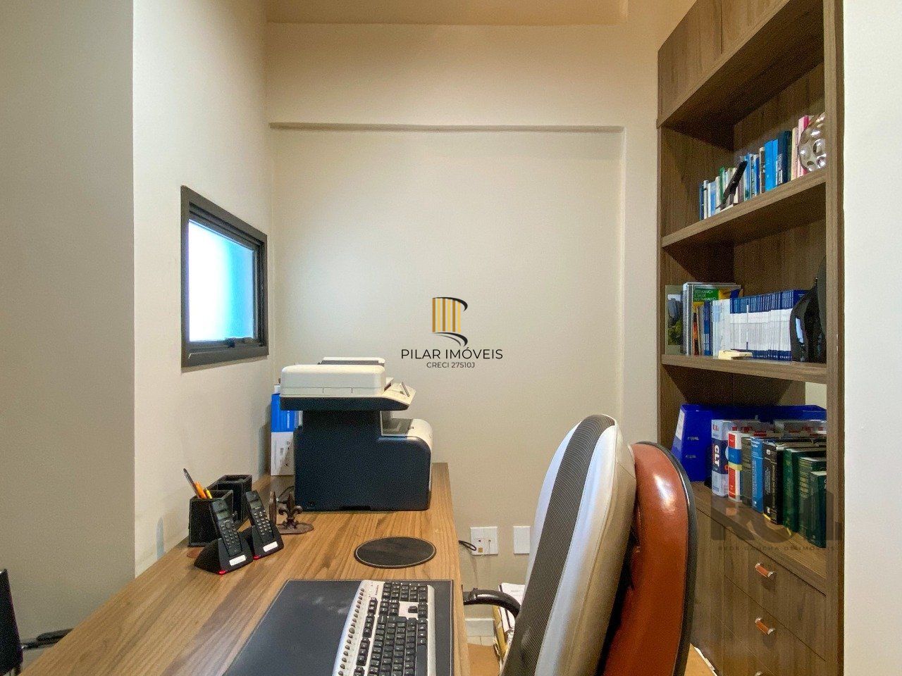 Sala mobiliada, com churrasqueira para happy hour e vista para o Guaíba