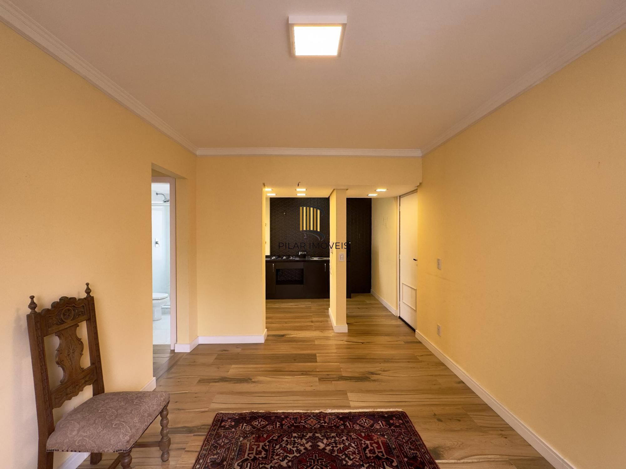 Apartamento 2 dormitórios, reformado e ensolarado no Centro Histórico