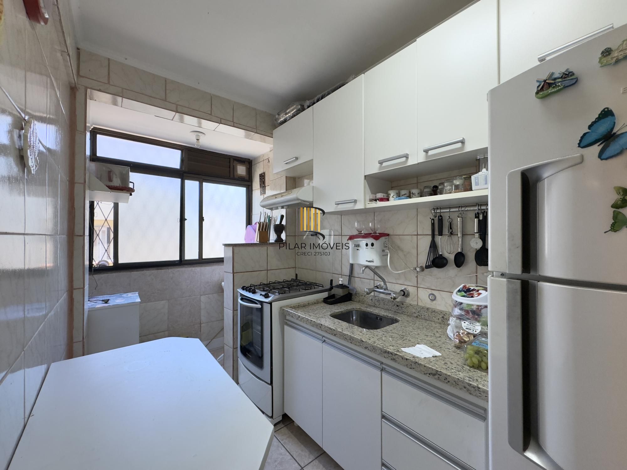 Apartamento semimobiliado 2 dormitórios com vaga de garagem no Centro Histórico