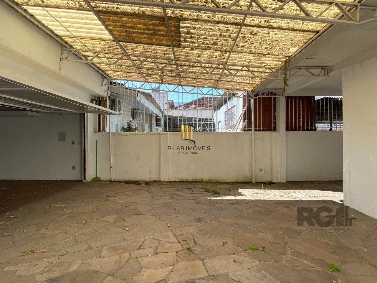CASA COM 5 DORMITÓRIOS, ESPAÇO PARA FESTAS E PEÇAS AMPLAS PRÓXIMO AO IGUATEMI