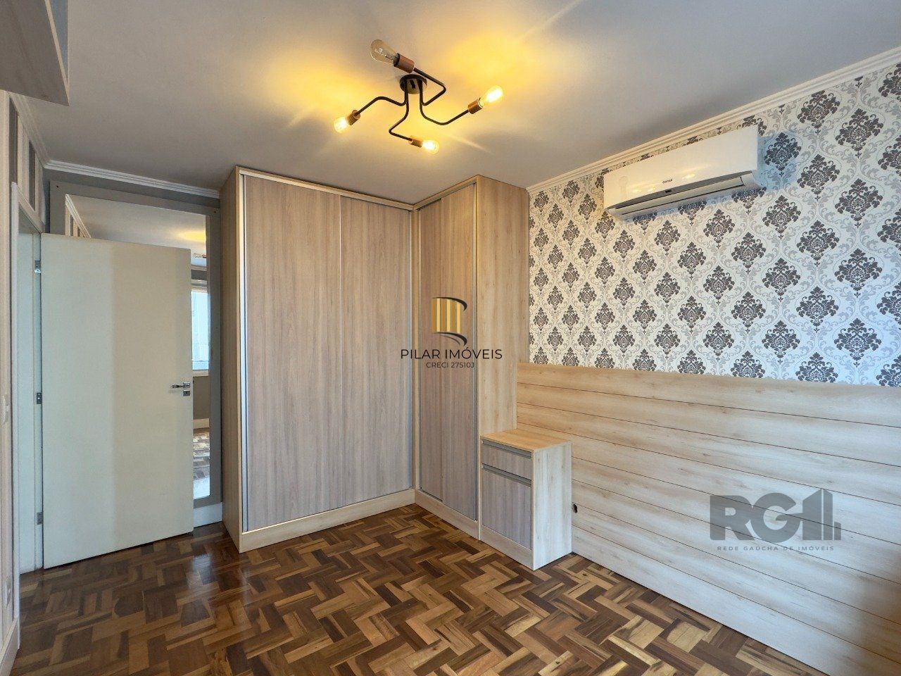 APARTAMENTO 2 DORMITÓRIOS SEMIMOBILIADO E REFORMADO NO CENTRO HISTÓRICO